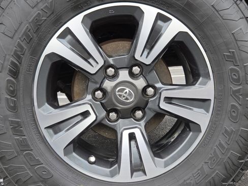 Used 2017 Toyota Tacoma TRD Sport AWD/4WD image 14