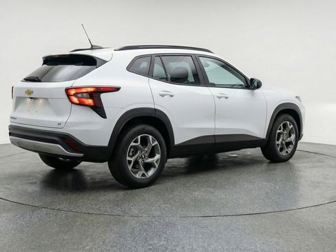 Used 2025 Chevrolet Trax LT FWD image 9