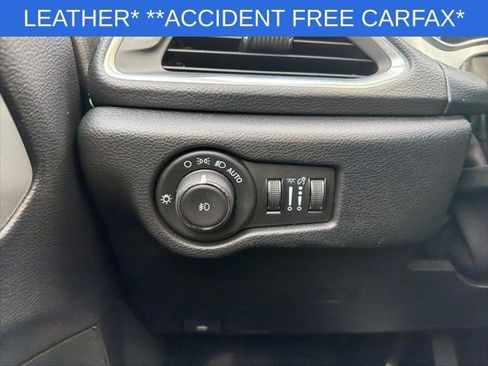 Used 2025 Chrysler Pacifica Limited FWD image 37