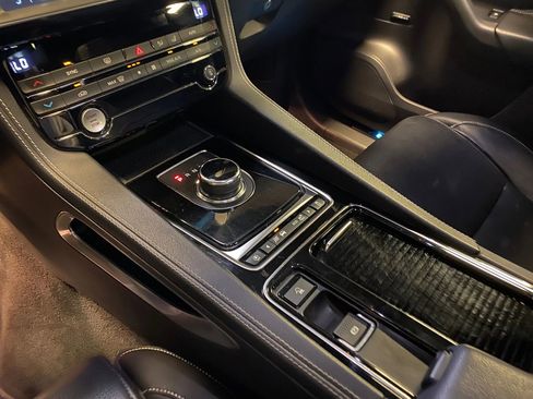 Used 2019 Jaguar F-PACE S image 27