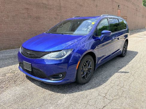 Used 2020 Chrysler Pacifica Touring-L FWD image 1