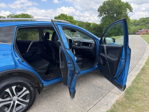 Used 2018 Toyota RAV4 LE w/ All Weather Liner Package FWD image 4