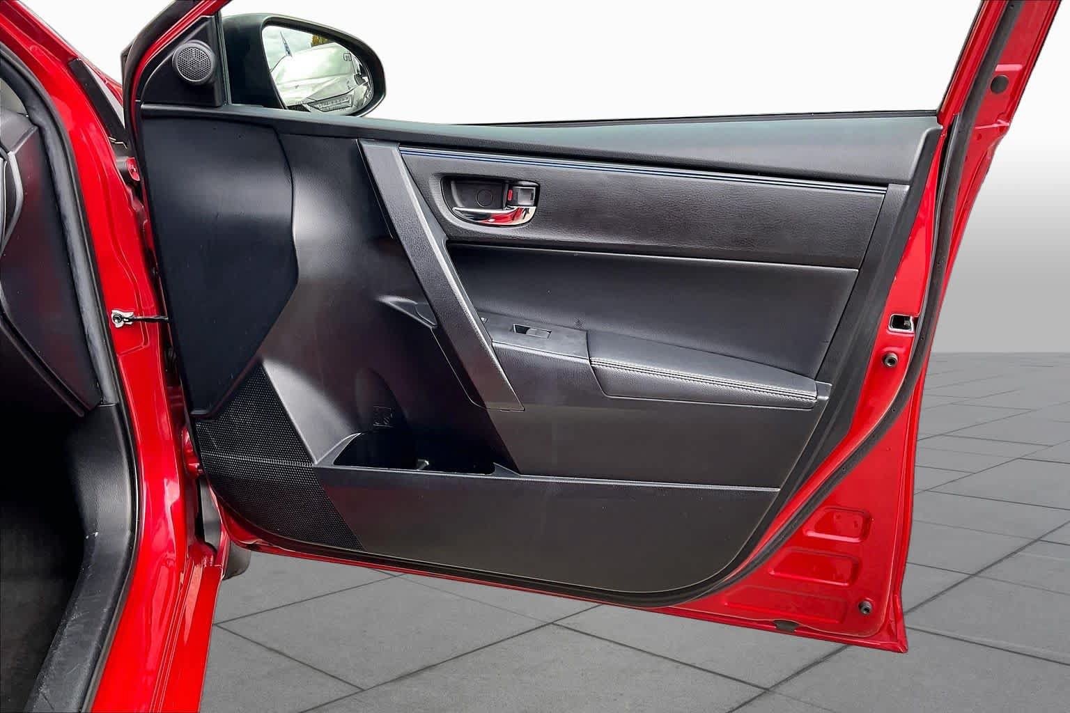 Used 2017 Toyota Corolla SE w/ Carpet Mat Package (TMS) FWD image 21