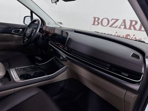 Used 2025 Kia Carnival FWD image 37