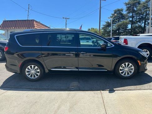 Used 2019 Chrysler Pacifica Touring-L FWD image 3
