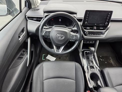 Used 2022 Toyota Corolla Cross XLE w/ Convenience Package image 9