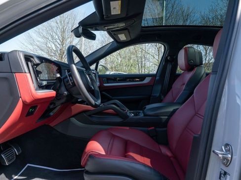 Certified 2025 Porsche Cayenne S w/ Premium Package Plus AWD/4WD image 24