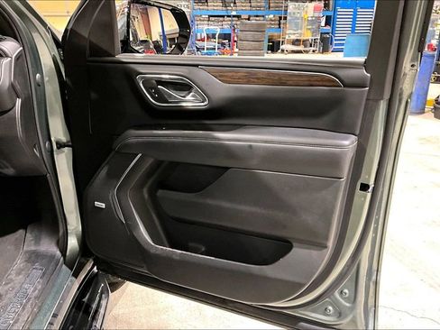 Used 2023 Chevrolet Suburban Premier image 23