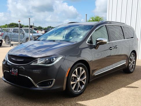 Used 2018 Chrysler Pacifica Limited w/ Advanced Safetytec Group FWD image 20