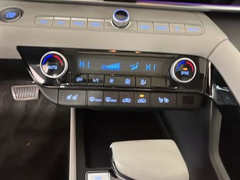Used 2025 Hyundai Elantra Limited FWD image 23