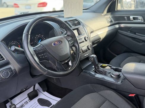 Used 2018 Ford Explorer XLT image 12