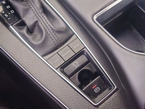 Used 2022 Toyota Avalon Limited image 25