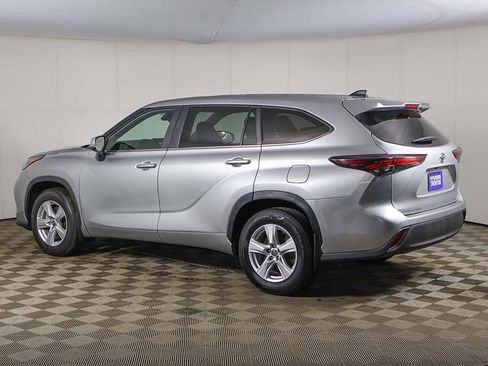 Used 2024 Toyota Highlander LE AWD/4WD image 8