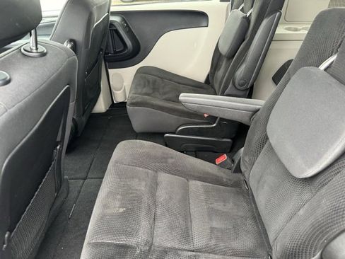 Used 2019 Dodge Grand Caravan SE w/ UConnect Hands-Free Group image 6