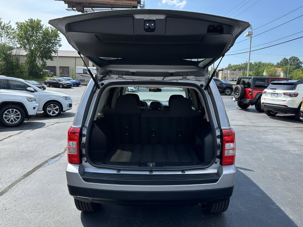 Used 2017 Jeep Patriot Latitude AWD/4WD image 34