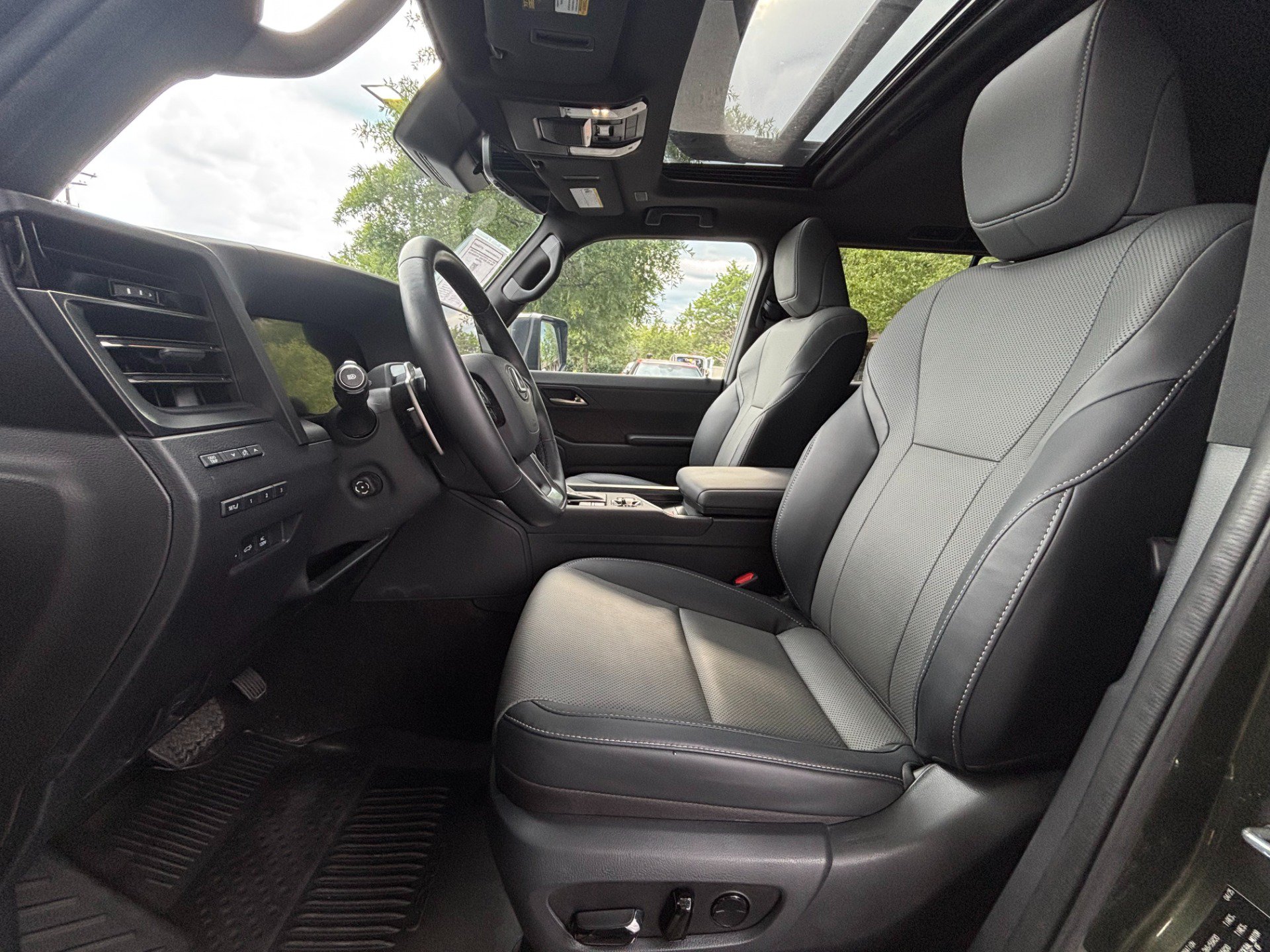 Used 2025 Lexus GX 550 w/ Accessory Package (2T) AWD/4WD image 16