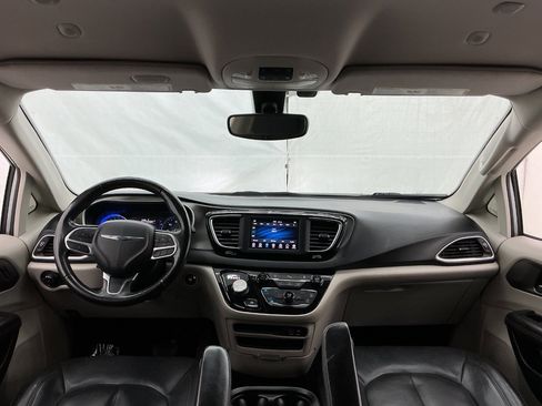 Used 2020 Chrysler Pacifica Touring-L FWD image 26