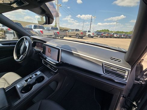 Used 2024 Volkswagen Atlas Cross Sport SE FWD image 32
