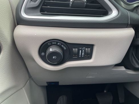 Used 2024 Chrysler Pacifica Touring-L FWD image 33