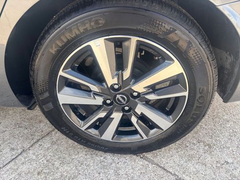 Used 2025 Nissan Versa SV image 28