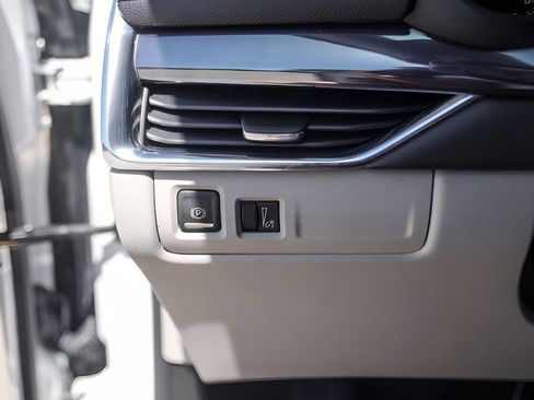 Used 2023 Cadillac XT4 Luxury w/ Cold Weather Package FWD image 16