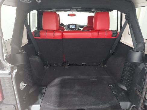 Used 2018 Jeep Wrangler Unlimited Sahara w/ Connectivity Group AWD/4WD image 14
