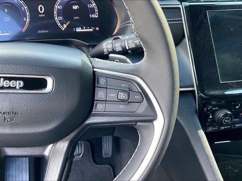 Used 2023 Jeep Grand Cherokee Laredo w/ Luxury Tech Group I AWD/4WD image 18