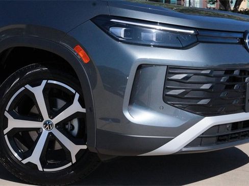 New 2025 Volkswagen Tiguan SE image 2