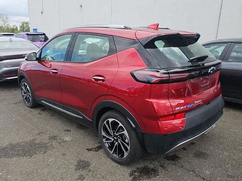 Used 2022 Chevrolet Bolt EUV Premier w/ Sun & Sound Package FWD image 4