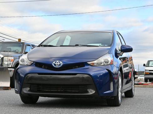 Used 2017 Toyota Prius V Three image 6