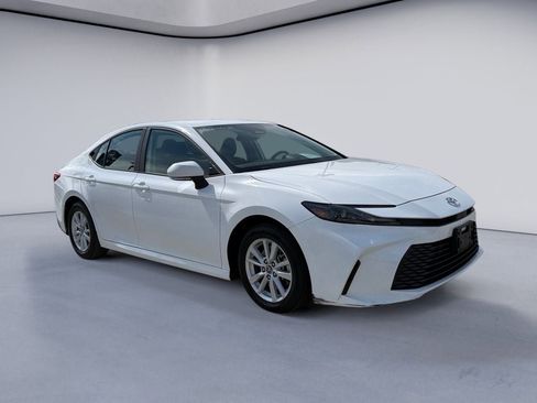 Used 2025 Toyota Camry LE image 7
