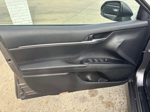 Used 2019 Toyota Camry SE image 18