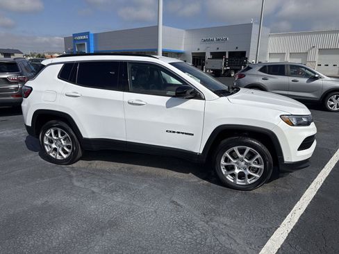 Used 2023 Jeep Compass Latitude AWD/4WD image 2