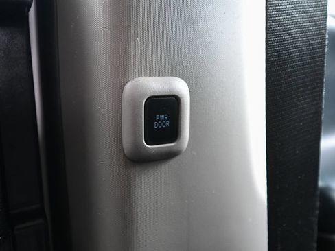 Used 2017 Toyota Sienna SE FWD image 29