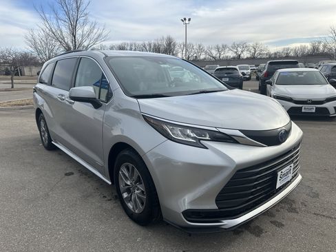 Used 2021 Toyota Sienna LE image 2