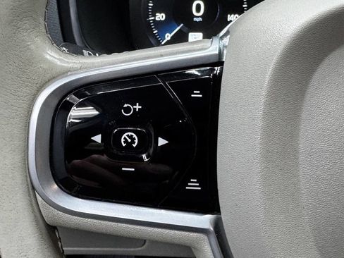 Used 2020 Volvo XC90 T5 Momentum w/ Protection Package Premier image 30