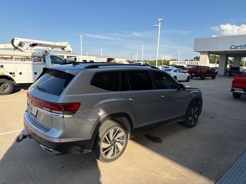 Used 2024 Volkswagen Atlas SE FWD image 2