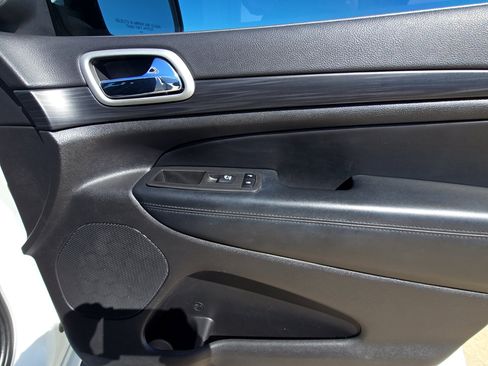 Used 2021 Jeep Grand Cherokee Laredo X image 14