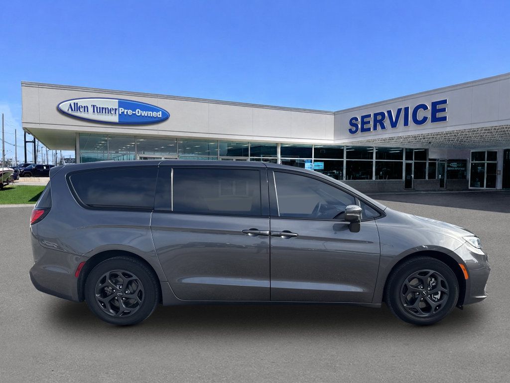 Used 2022 Chrysler Pacifica Touring-L w/ S Appearance Package FWD image 9