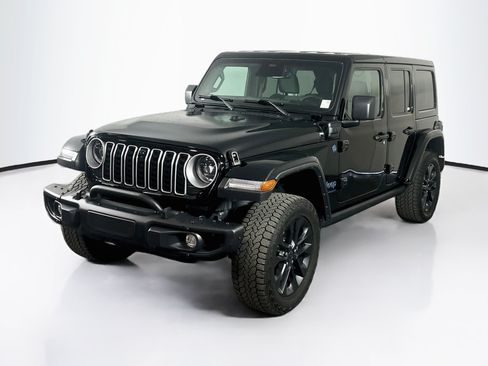 Used 2025 Jeep Wrangler Unlimited Sahara AWD/4WD image 3