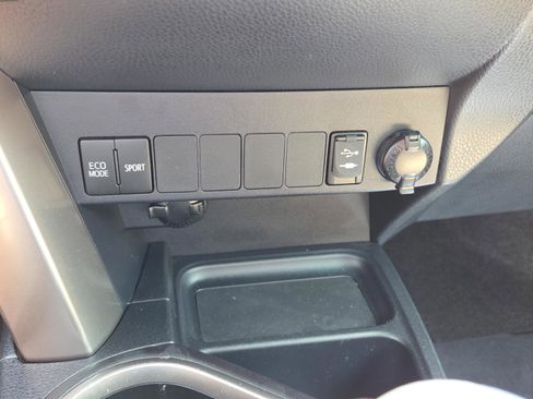 Used 2018 Toyota RAV4 XLE FWD image 21
