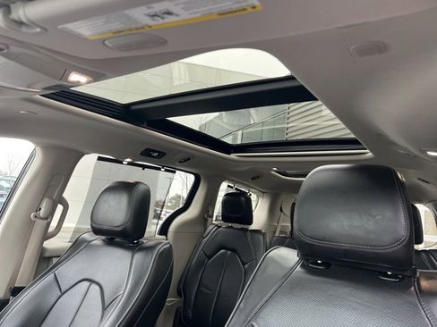 Used 2020 Chrysler Pacifica Limited image 28