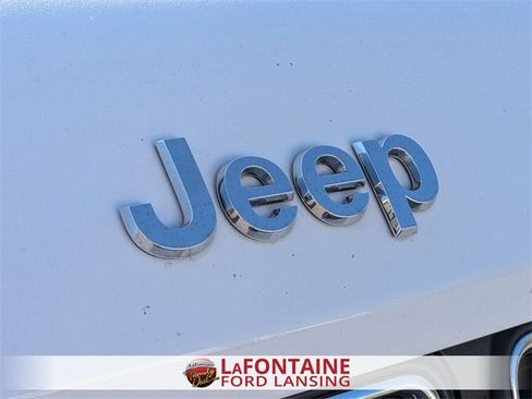 Used 2023 Jeep Grand Cherokee L Laredo image 9