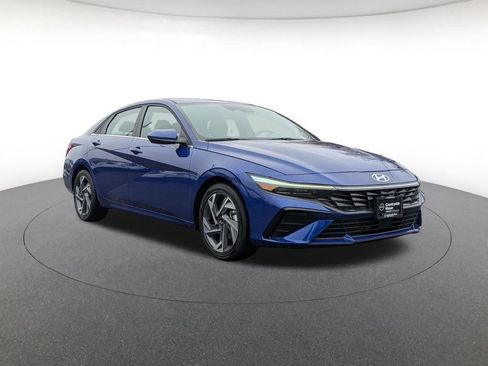 Used 2025 Hyundai Elantra SEL image 3