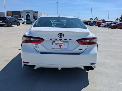 Used 2022 Toyota Camry SE image 6