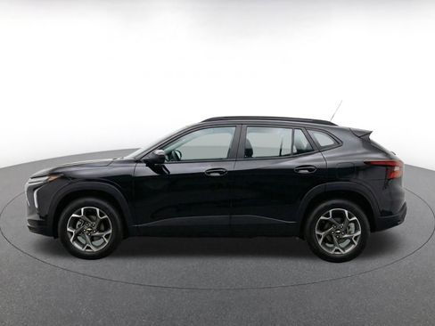 Used 2025 Chevrolet Trax LT FWD image 4