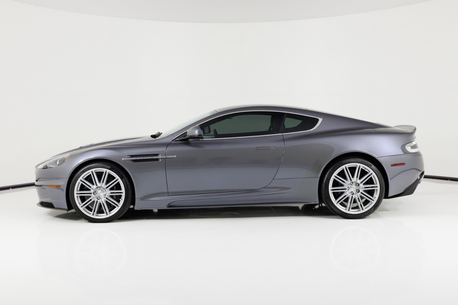 Used 2010 Aston Martin DBS Coupe RWD image 6