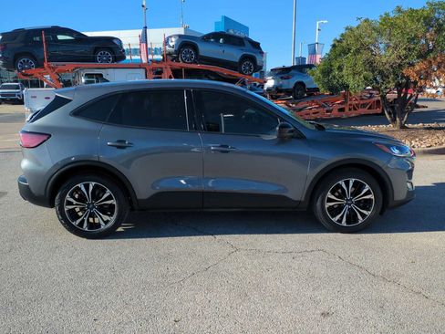 Used 2022 Ford Escape SE w/ SE Sport Appearance Package image 9