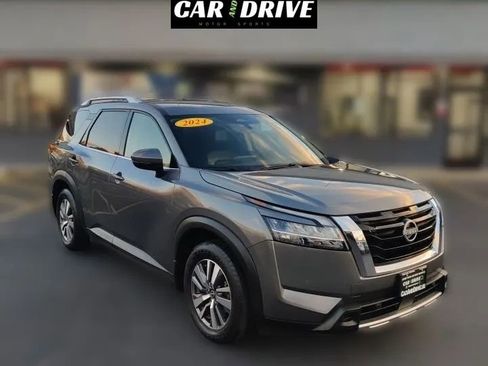 Used 2024 Nissan Pathfinder SL image 1