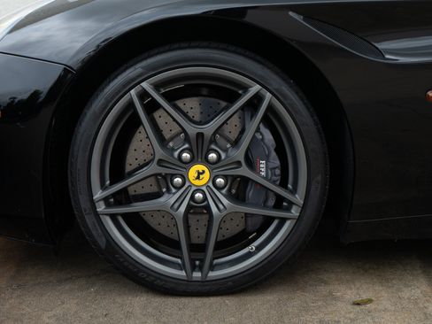 Used 2018 Ferrari California T RWD image 44